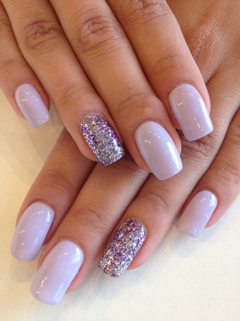 Une manucure lilas pailletée