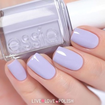 Un vernis lilas pour une manucure classique et romatique