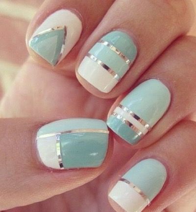 une manucure avec du vernis mint