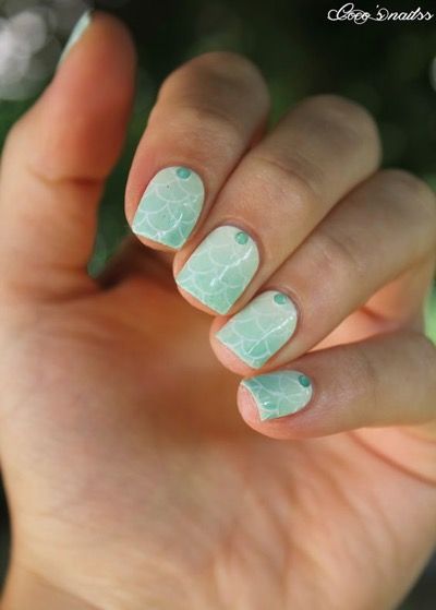 Une manucure en ecaille bleue mint