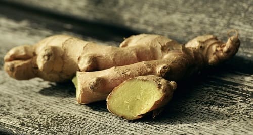 du gingembre, du citron et du thé vert dans la recette du thé detox maison