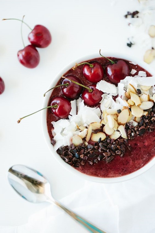 Le smoothie bowl antioxydant banane-cerise