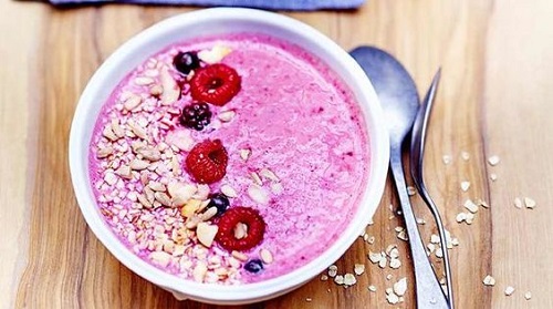 Le smoothie bowl aux fruits rouges