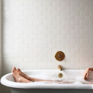 se-relaxer-dans-un-bain-hydratant