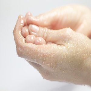 Gommage des mains : exfolier ses mains efficacement 