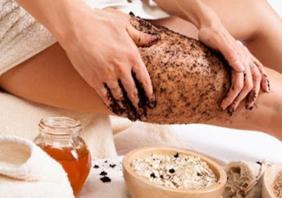 Gommer les jambes pour éviter les poils incarnés