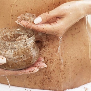 Exfoliation pour supprimer les taches d'autobronzant