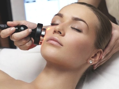 Technique de Microdermabrasion : ou peeling du visage avec appareil peeling par projection de cristaux.