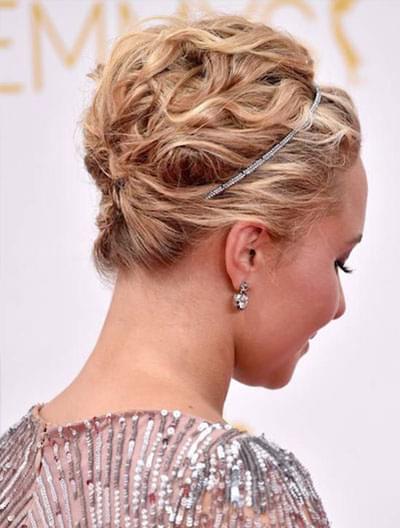 des cheveux boucles retenus par un headband
