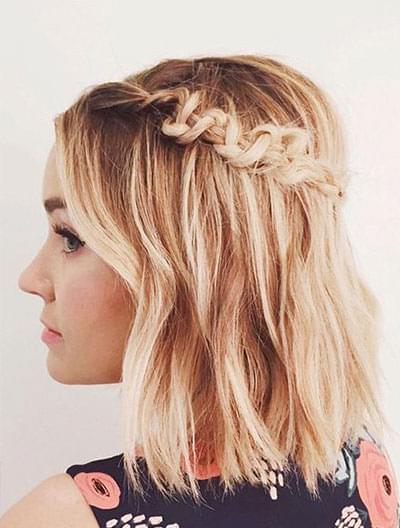 des tortillons sur des cheveux courts