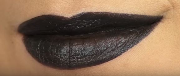 Une bouche unie pour la première étape d'un snake lips 