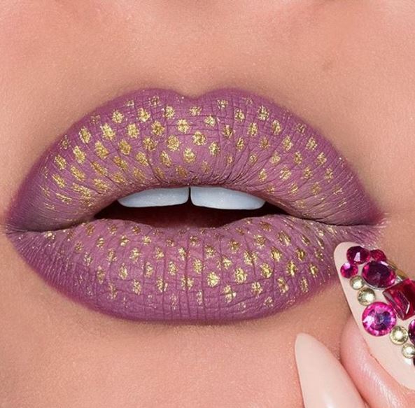 Un snake lips au couleurs rosées pour une bouche tendance.