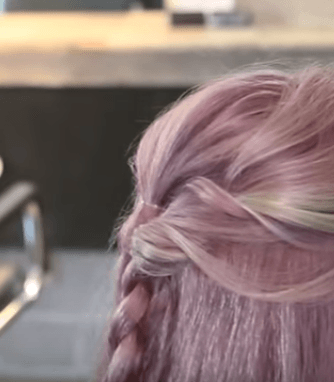passez une mèche bouclée dans la tresse