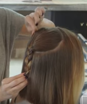 realisez d'abord une tresse a l’arrière de la tête