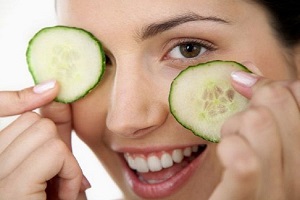 5 astuces pour enlever les poches sous les yeux 