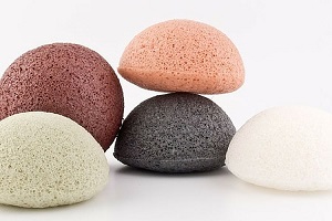Nettoyer son visage avec une éponge konjac