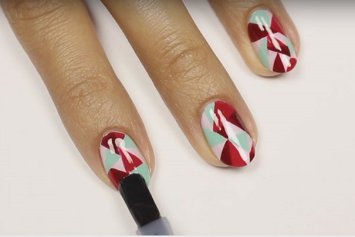 Une manucure graphique avec des triangles